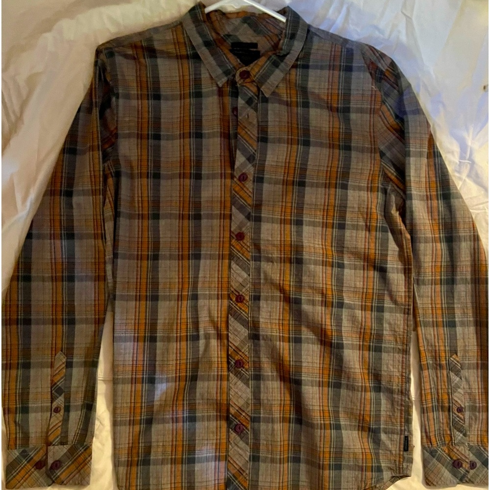 Large O’Neil long sleeve tailored fit button up shirt.